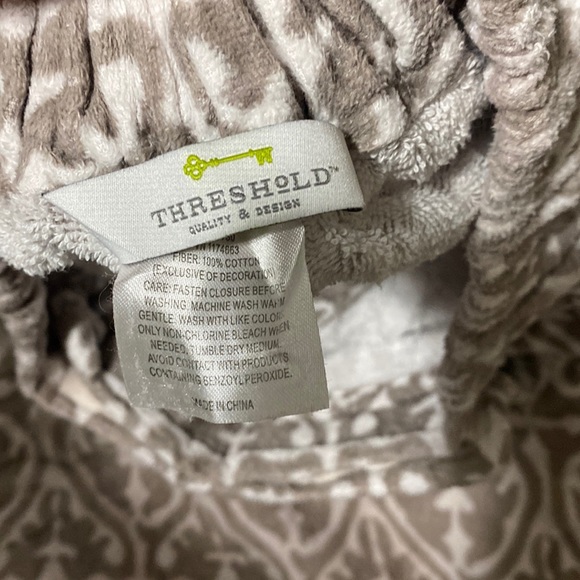 🦋Grey & white detailed shower body wrap! - Picture 4 of 7